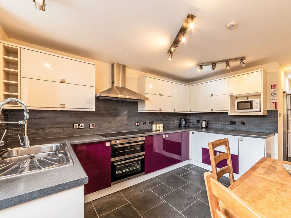 Kitchen, Kitchen Appliance, Countertop, Major Appliance, Interior Design, Flooring, Cabinetry, Wood, Ceiling, Furniture