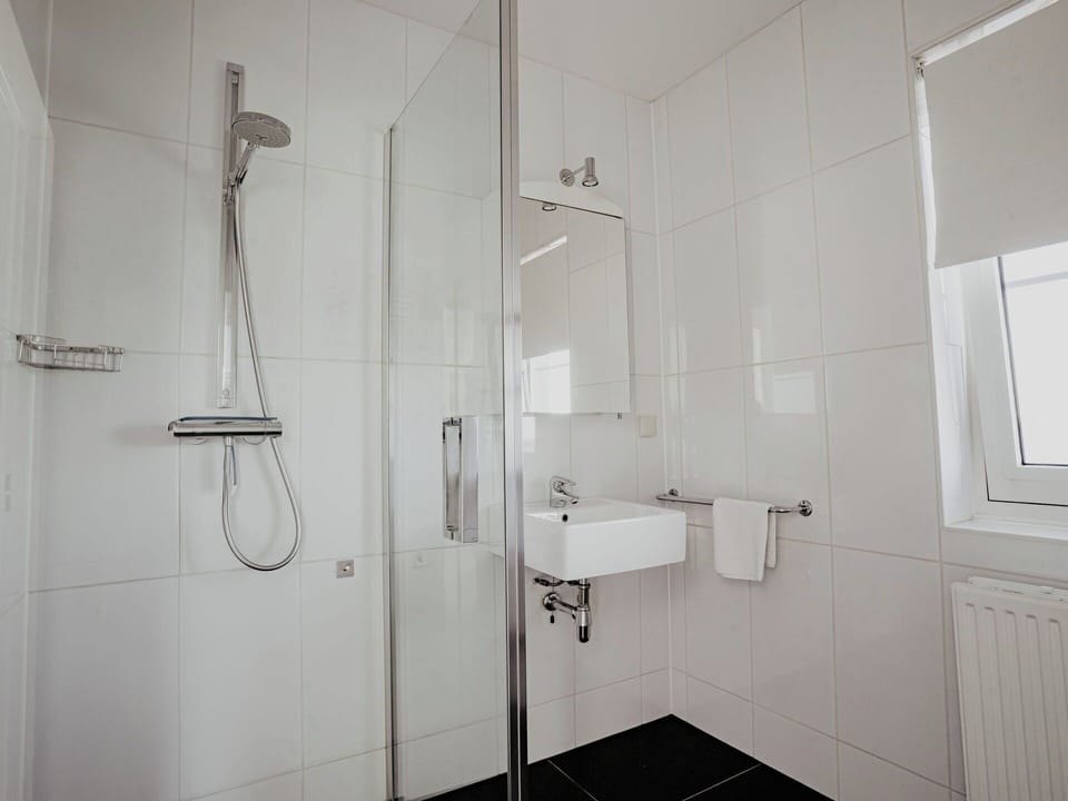 Wall, Flooring, Floor, Interior Design, Plumbing Fixture, Ceiling, Bathroom, Plumbing, Room, Shower