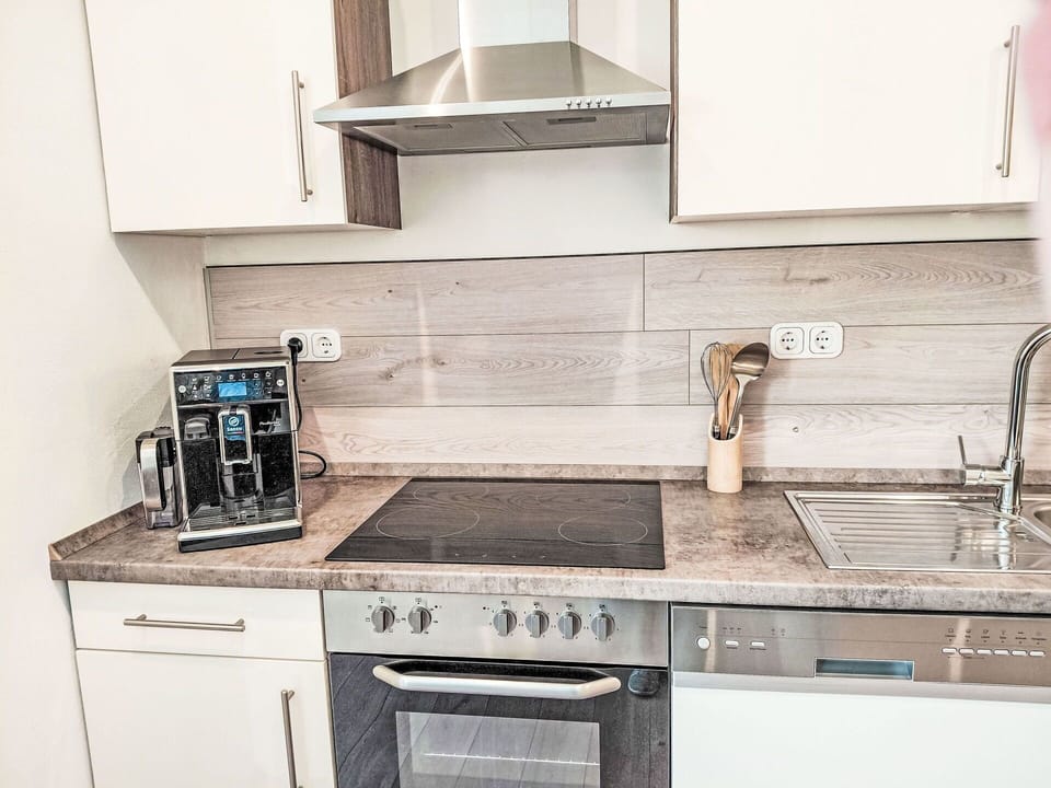 Kitchen Appliance, Kitchen, Countertop, Major Appliance, Home Appliance, Wood, Cabinetry, Flooring, Interior Design, Furniture