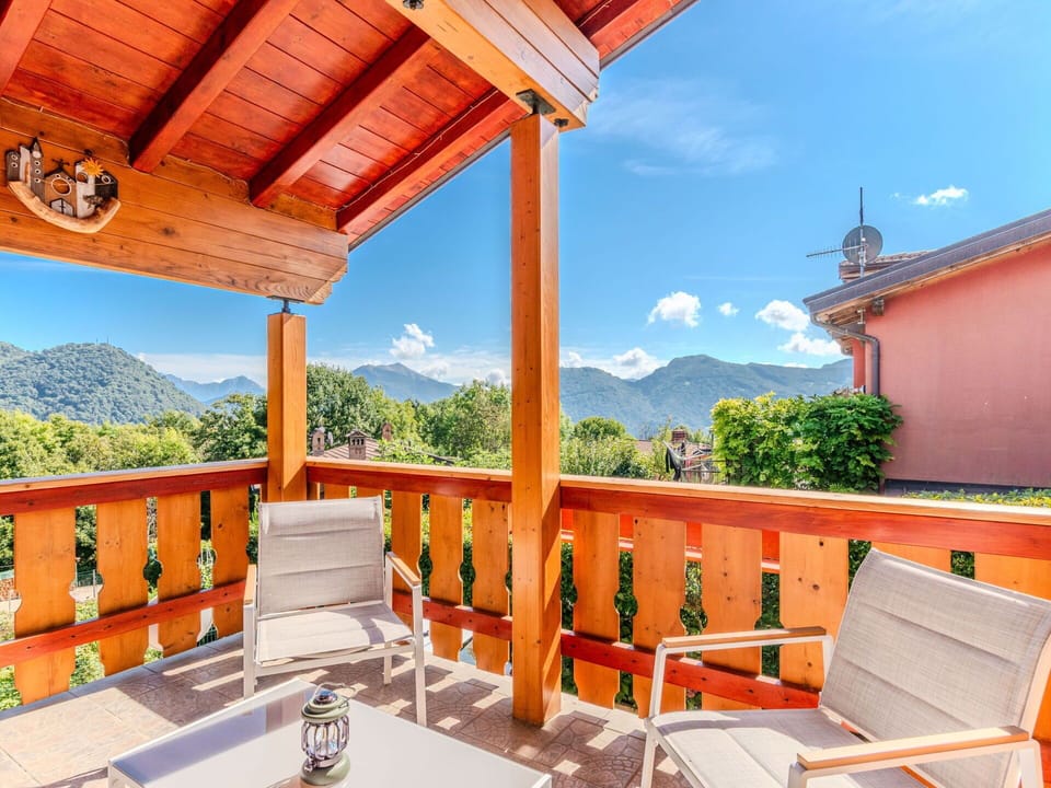 Porch, Balcony, Mountain Range, Eco Hotel, Wood Stain, Resort, Valley, Hardwood, Hotel, Houseplant