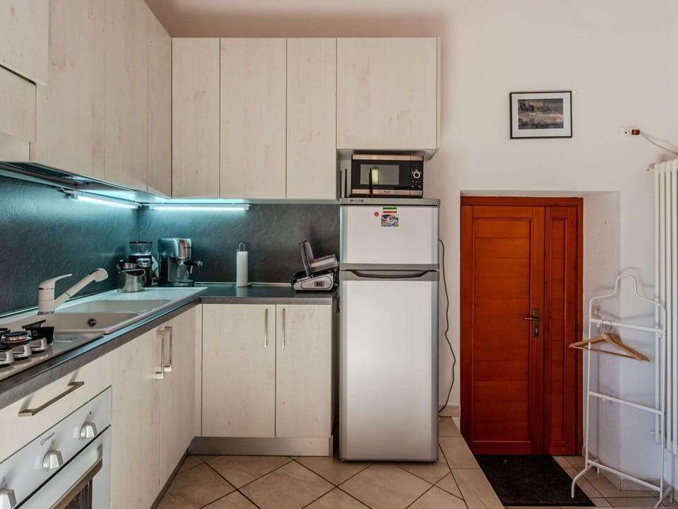 Kitchen Appliance, Kitchen, Major Appliance, Countertop, Home Appliance, Interior Design, Cabinetry, Flooring, Kitchen Stove, Refrigerator