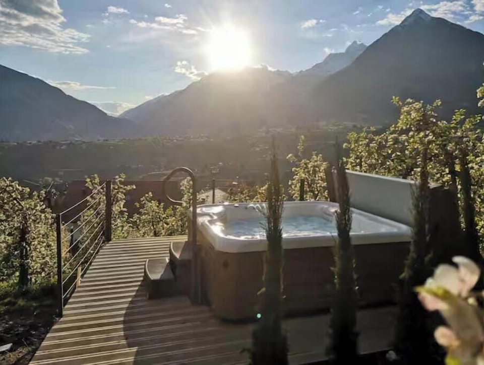 Outdoor spa tub