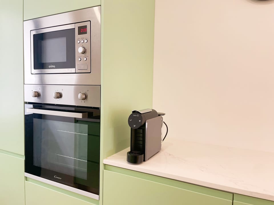 [Cozinha]
Detalhe dos equipamentos disponíveis: forno encastrado, micro-ondas e máquina de café. Um espaço prático e esteticamente cuidado.
Maquina café Delta