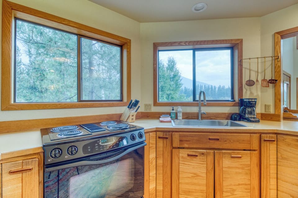 Kitchen - Sink and oven view