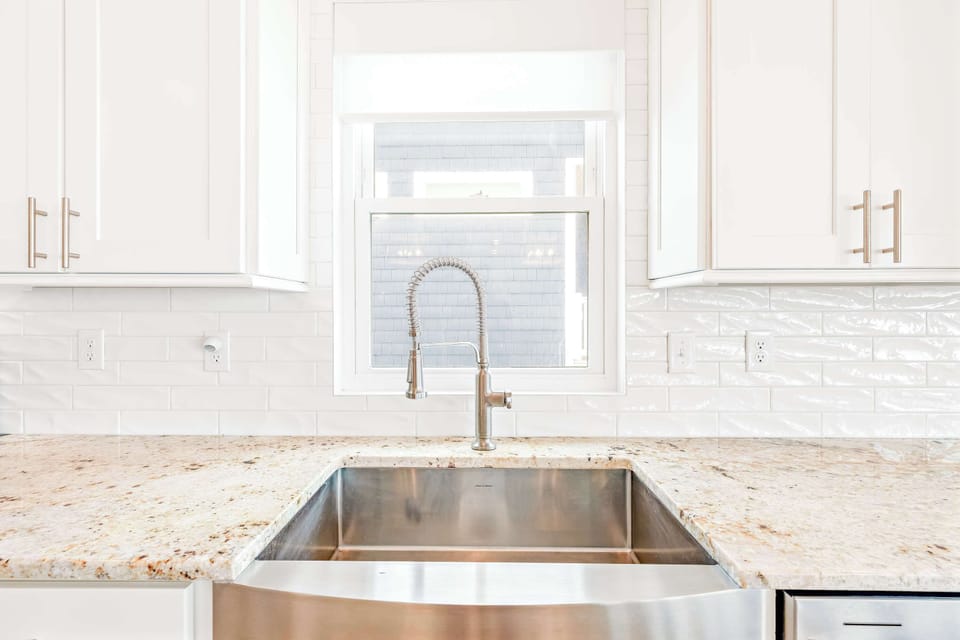 Fully Equipped Kitchen w/ Appliances, Cooking Utensils, Oven, Microwave, Stove, Sink, and Much More