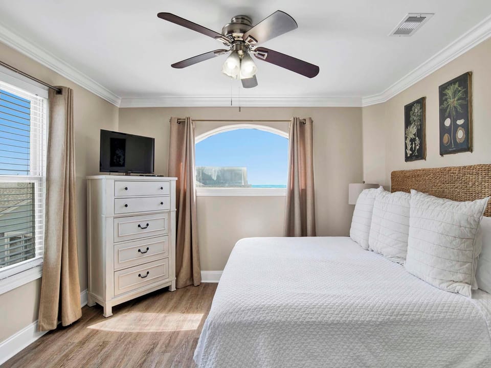 Fourth Bedroom, Third Floor Floor - TV