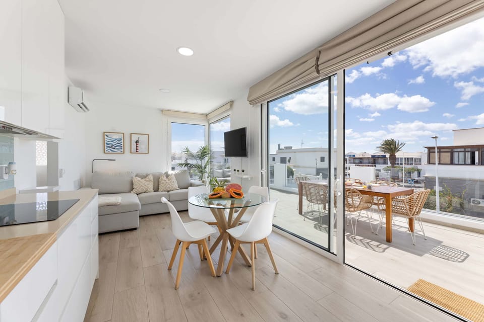 ☀️ Spacious living area with dining space and seamless connection to the private rooftop terrace. 🌴