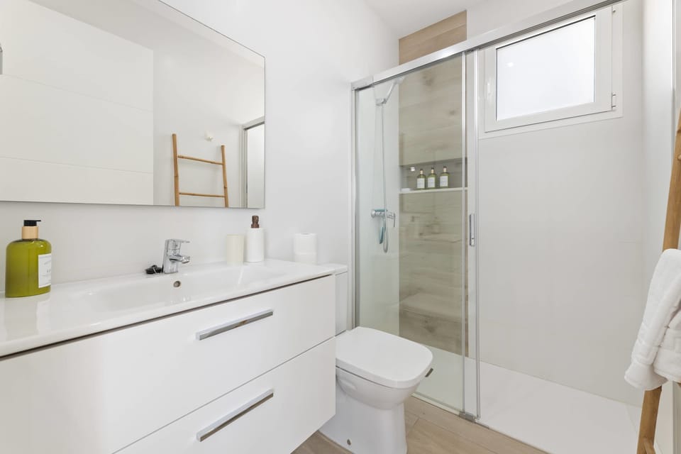🚿 CoastLight Rooftop by Bayside · Bright modern bathroom with walk-in shower, sleek design and complimentary toiletries. ✨