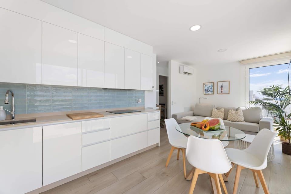 🍴 CoastLight Rooftop by Bayside · Modern open-plan kitchen with dining area and bright lounge, designed for comfort and style. ✨🌿