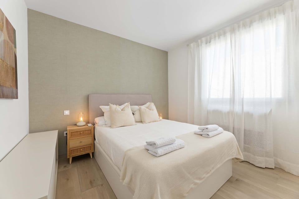 🛏️ CoastLight Rooftop by Bayside · Serene master bedroom with premium double bed, soft lighting and natural daylight for restful nights. ✨☀️