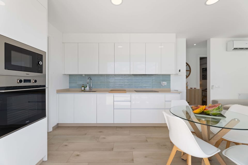 ✨ CoastLight Rooftop by Bayside · Fully equipped modern kitchen with sleek design and everything you need for a comfortable stay. 🍴🌿