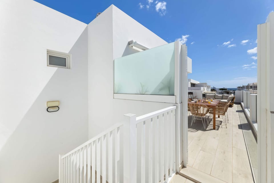 🚪 CoastLight Rooftop by Bayside · Private entrance leading directly to the rooftop terrace for a seamless arrival experience. ☀️✨