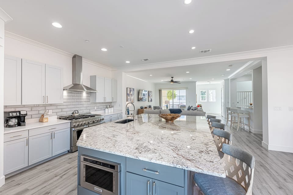 Kitchen & Oversized Island