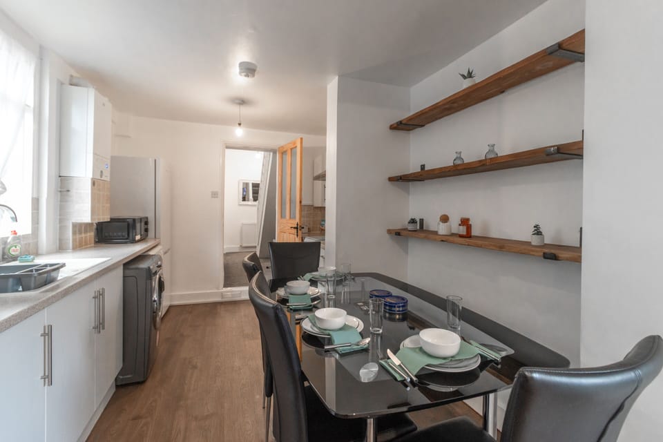 Kitchen & dining