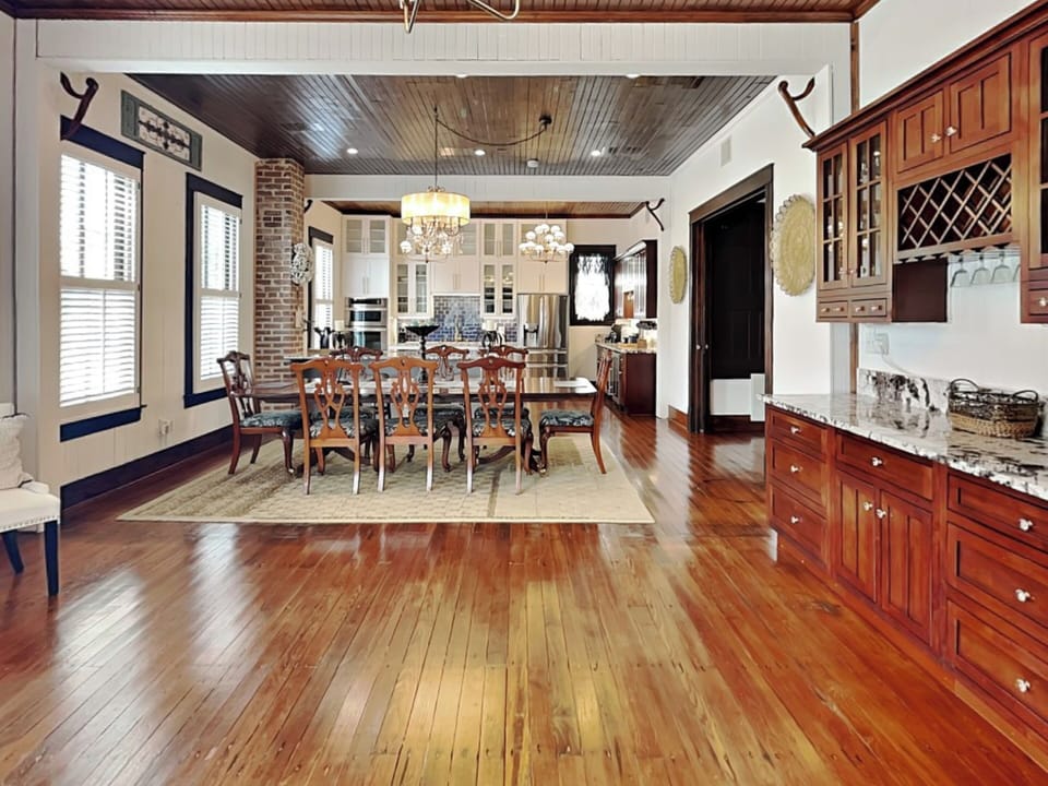 Entrance - Open Dining & Kitchen Area