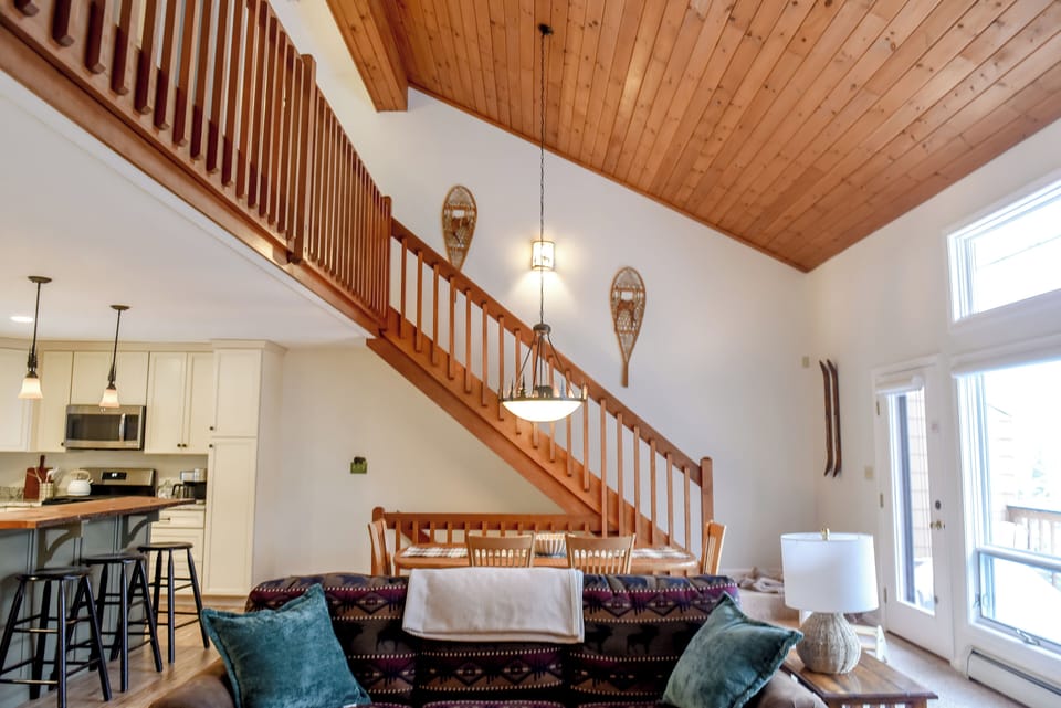Open floor plan (yet super cozy! living area, gas fireplace + views!