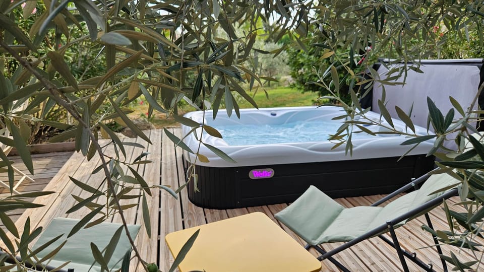 Outdoor spa tub
