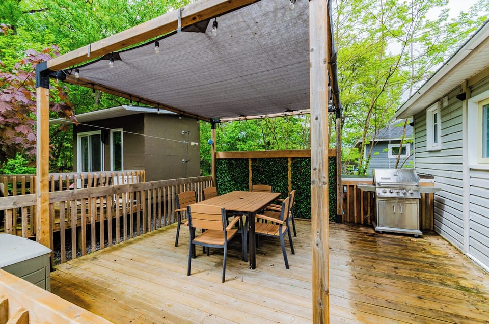 Outside Deck with dining table