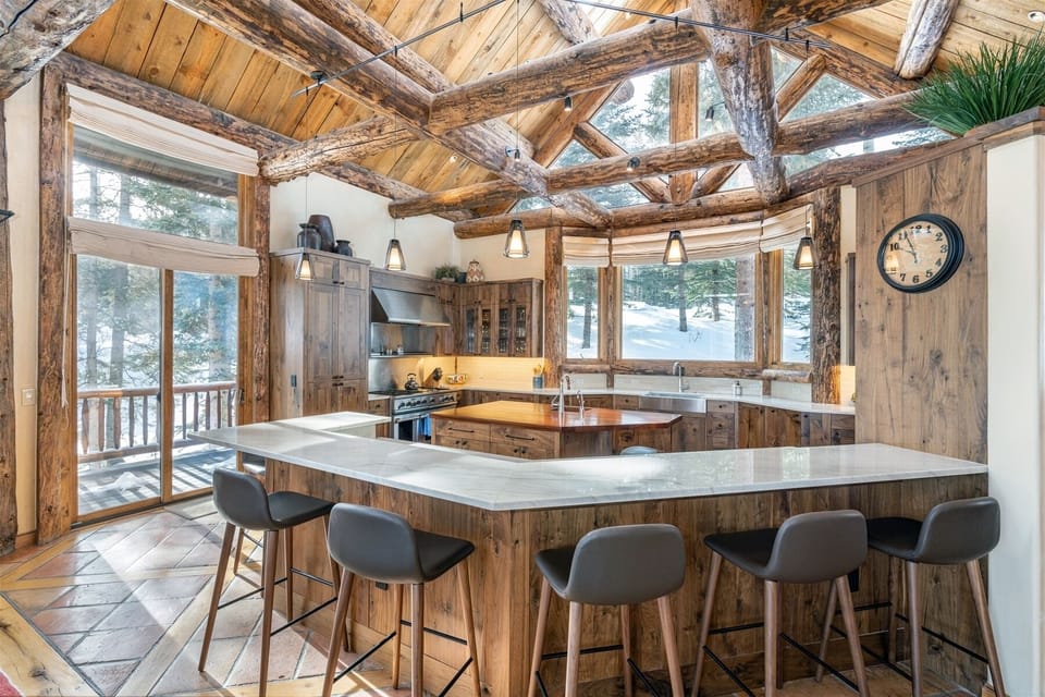 Kitchen - Central island and peninsula offer ample prep space