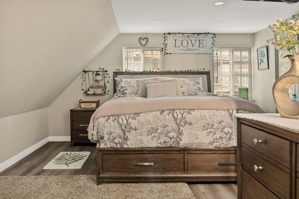 Indoors, Home Decor, Rug, Architecture, Building