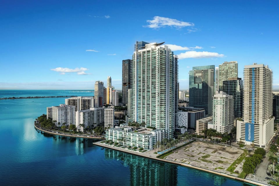 Iconic high-rise in the heart of Brickell with breathtaking bay