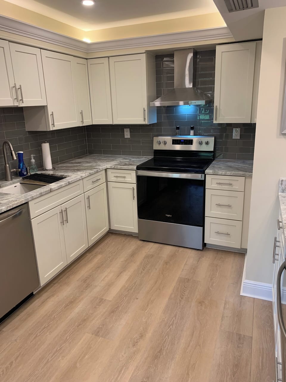 Modern Amenities/ Stainless steel appliances/microwave