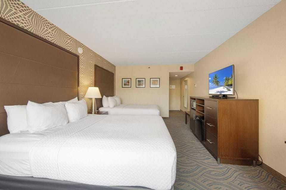 Spacious double queen room with TV, fridge, microwave & coffee maker for groups