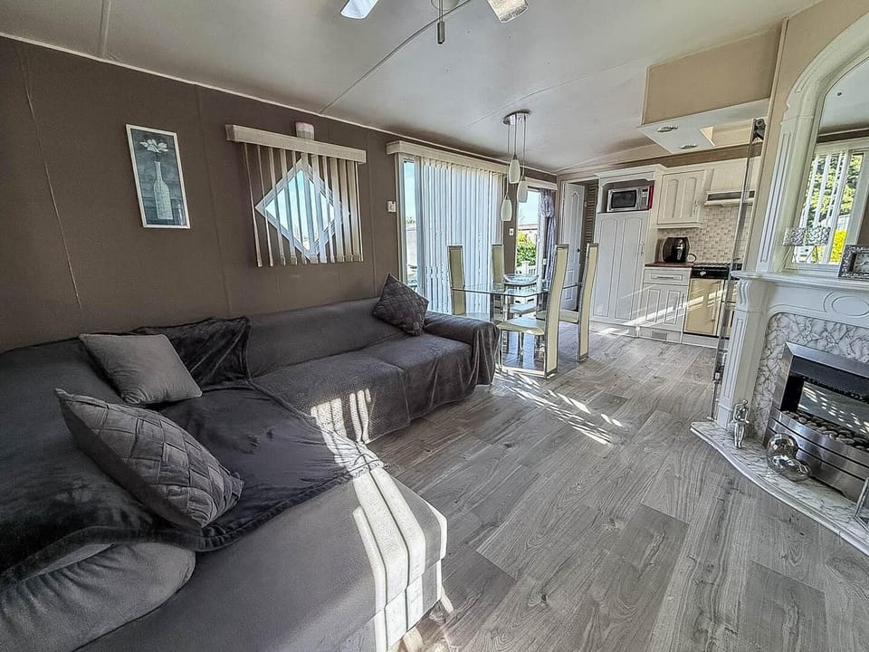 Escape to Skegness for a last-minute weekend getaway and unwind at Parkdean Resorts Southview Holiday Park, where dog-friendly short breaks and static caravan holidays await.