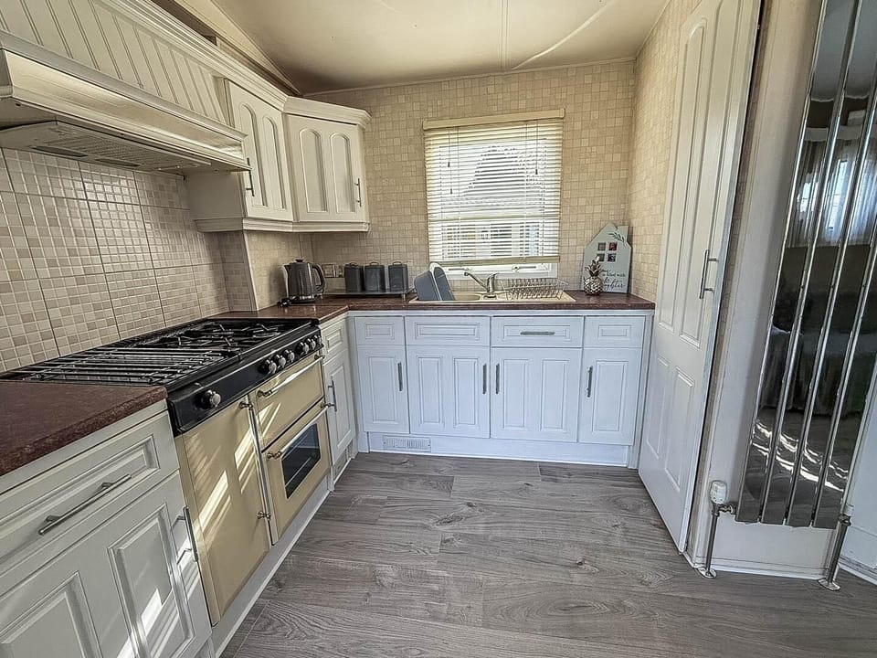 Enjoy the freedom of cooking in a kitchen in a caravan while staying at Parkdean Resorts Southview Holiday Park Skegness, the ideal destination for a UK staycation in Lincolnshire.