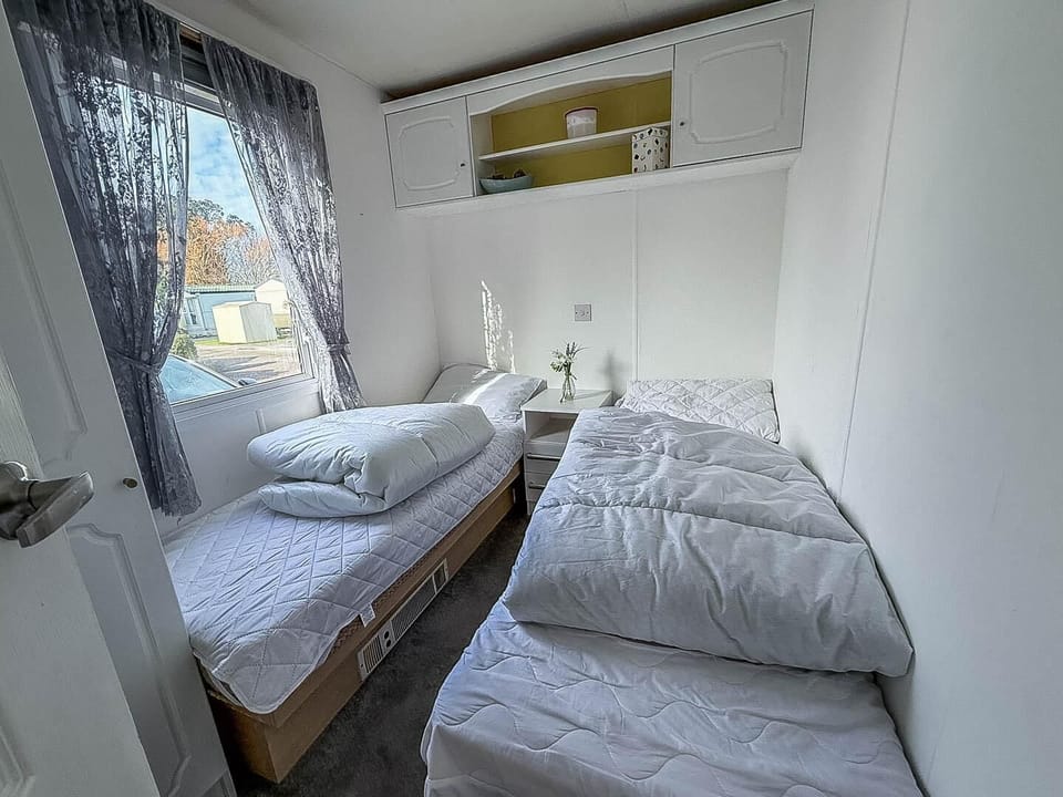 Treat your family to a seaside staycation at Southview Holiday Park Skegness, where you can enjoy cosy bedrooms in a caravan and the charm of Skegness in Lincolnshire.