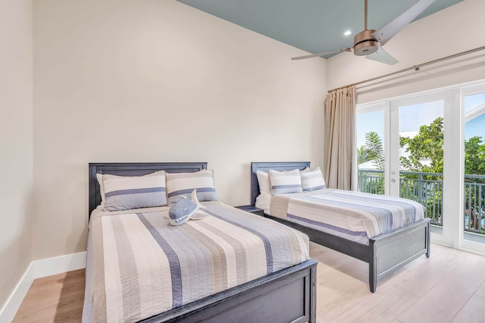 Bedroom 6 with 2 full size beds