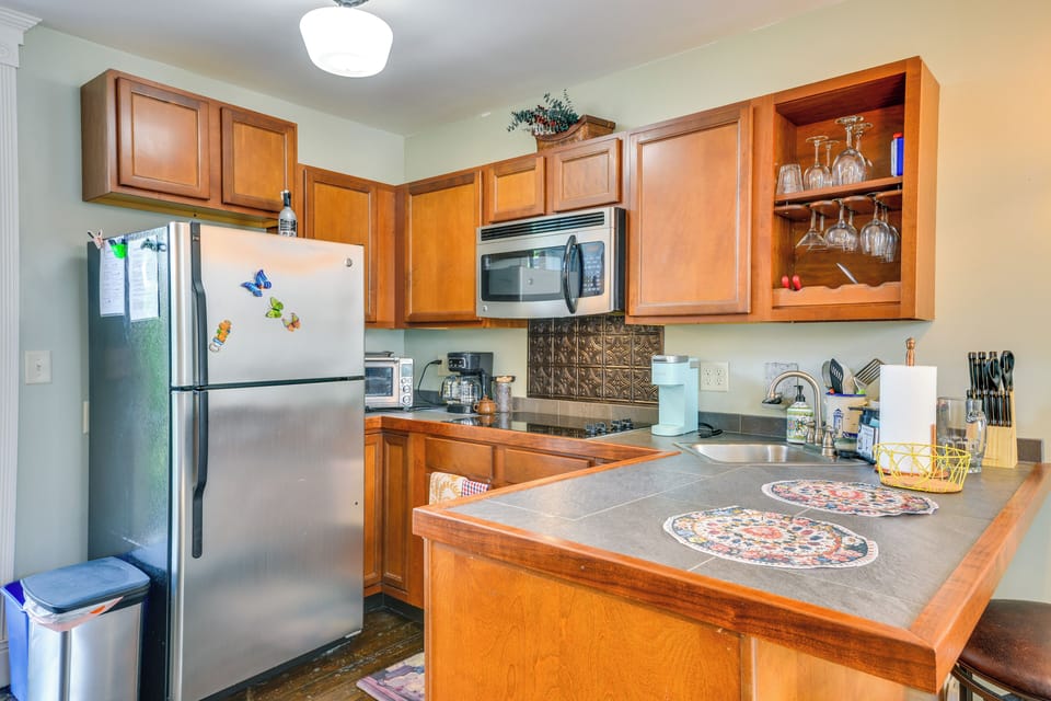 Kitchenette | Dishwasher | Drip & Keurig Coffee Makers | Breakfast Bar