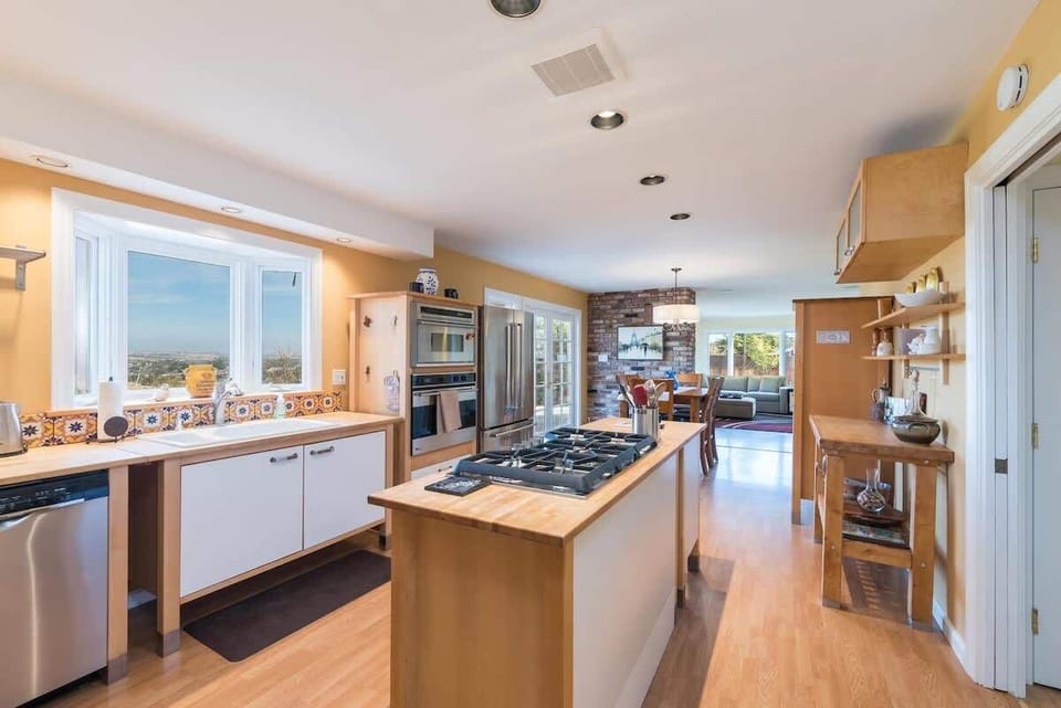 Kitchen with Professional Gas Cooktop