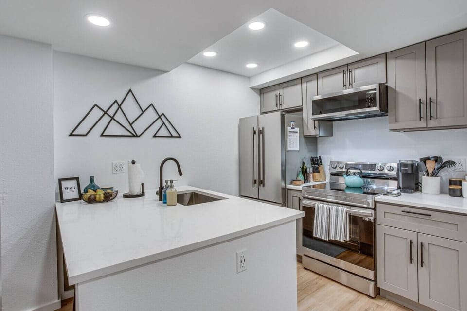 Fully equipped kitchen with bar seating