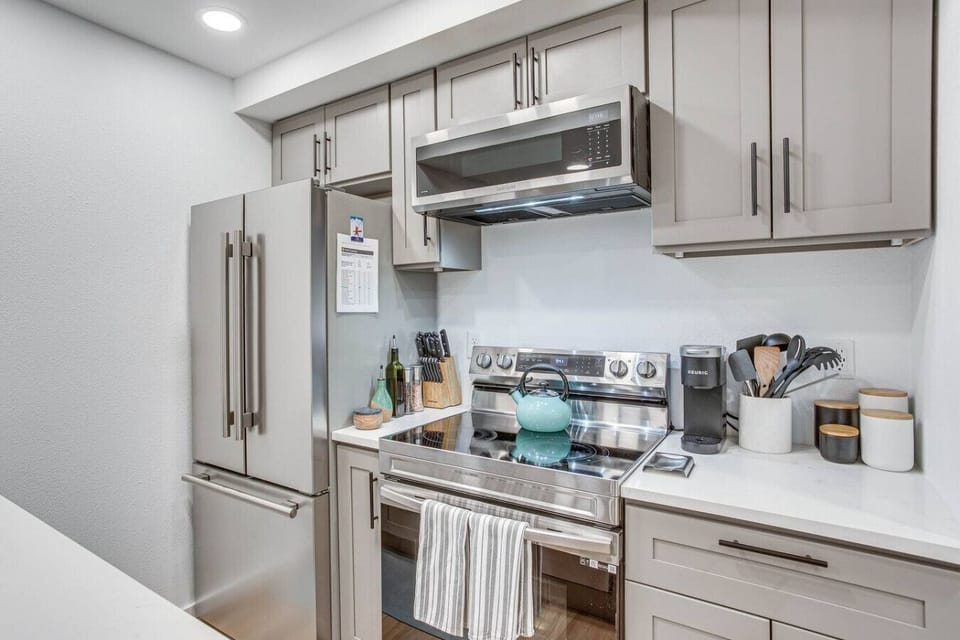 Fully equipped kitchen with bar seating