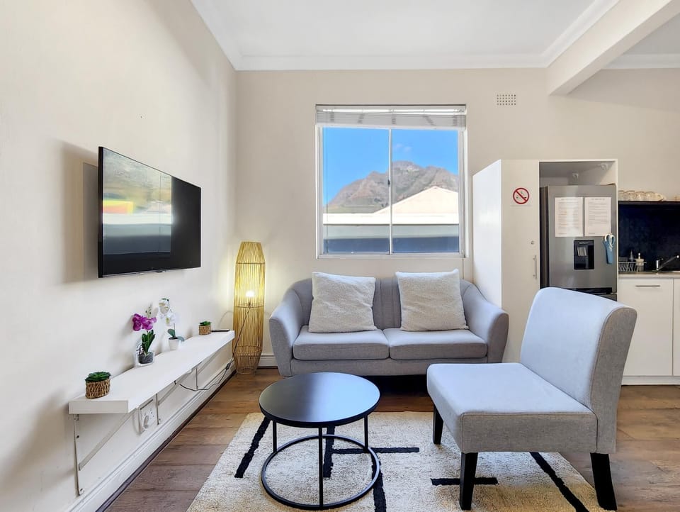 Cape Comfort - Central and Modern (214)