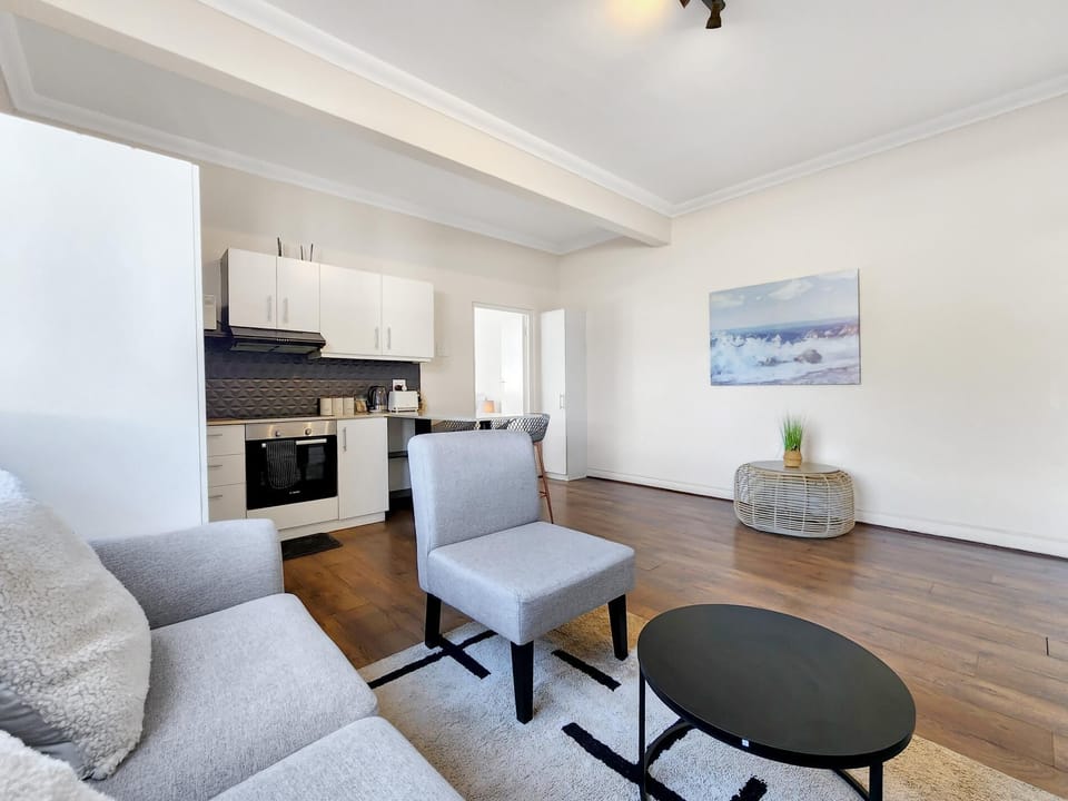 Cape Comfort - Central and Modern (216)