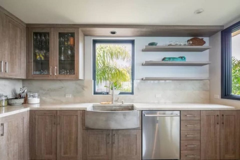 Open shelves + sunshine = your happy cooking zone