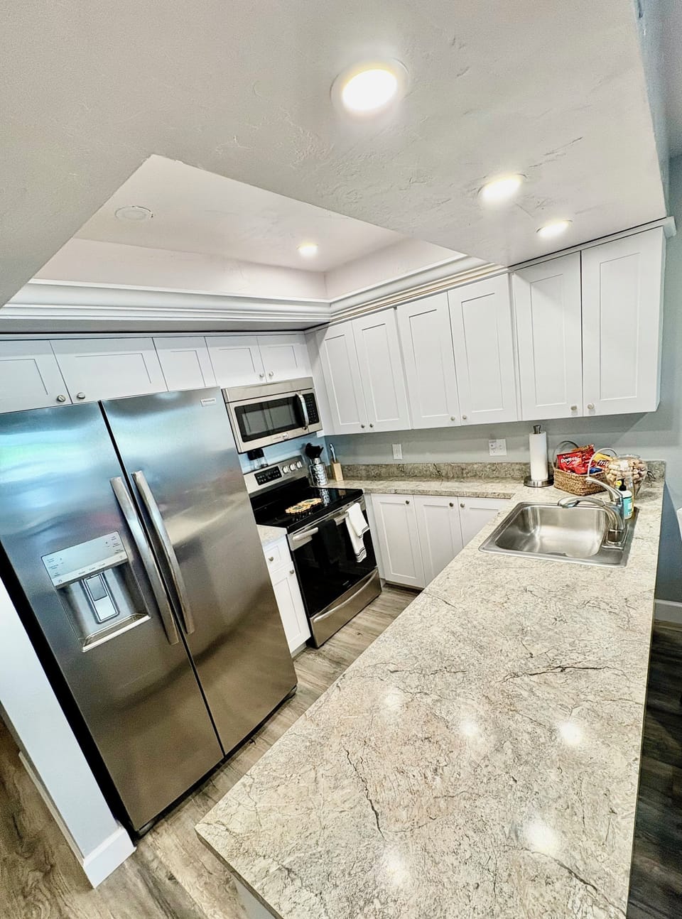 Enjoy the convenience of a fully stocked kitchen, complete with a modern touch.