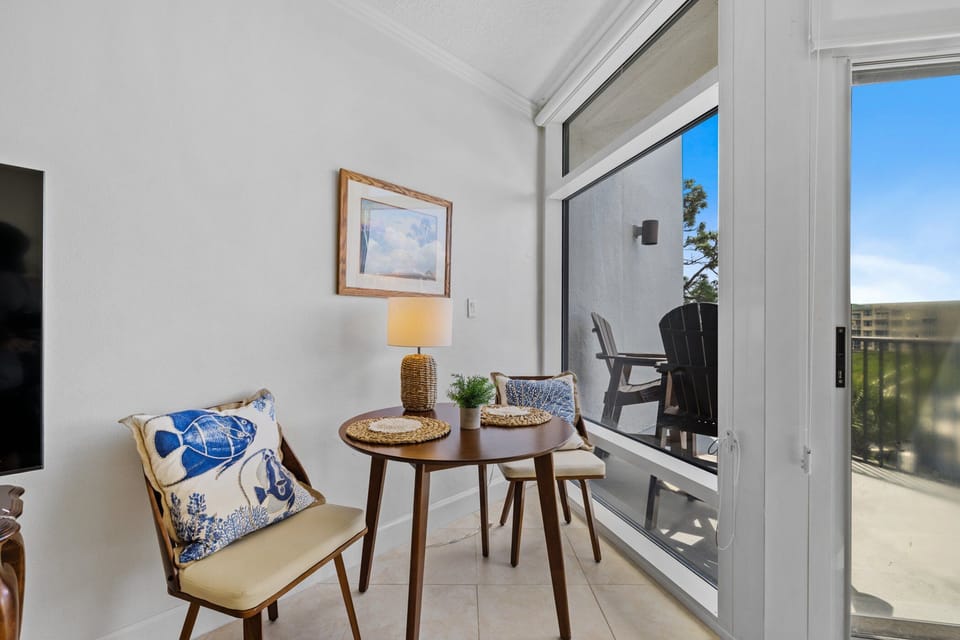 Spacious living room with access to the balcony.