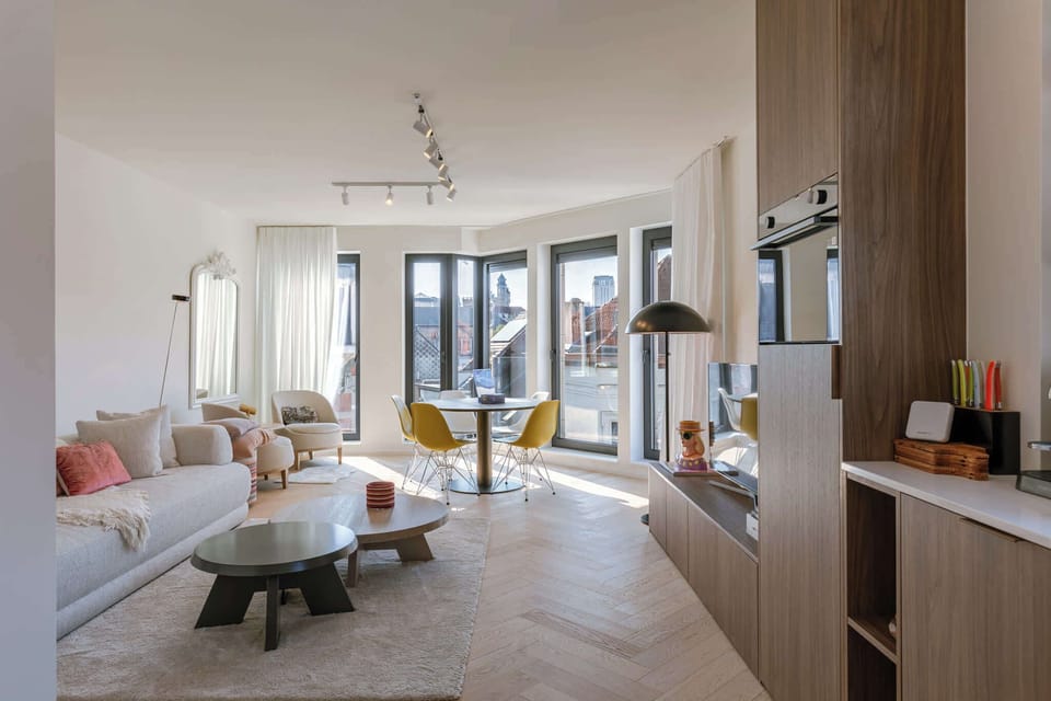 Open-plan lounge and kitchen for social cooking and cozy evenings