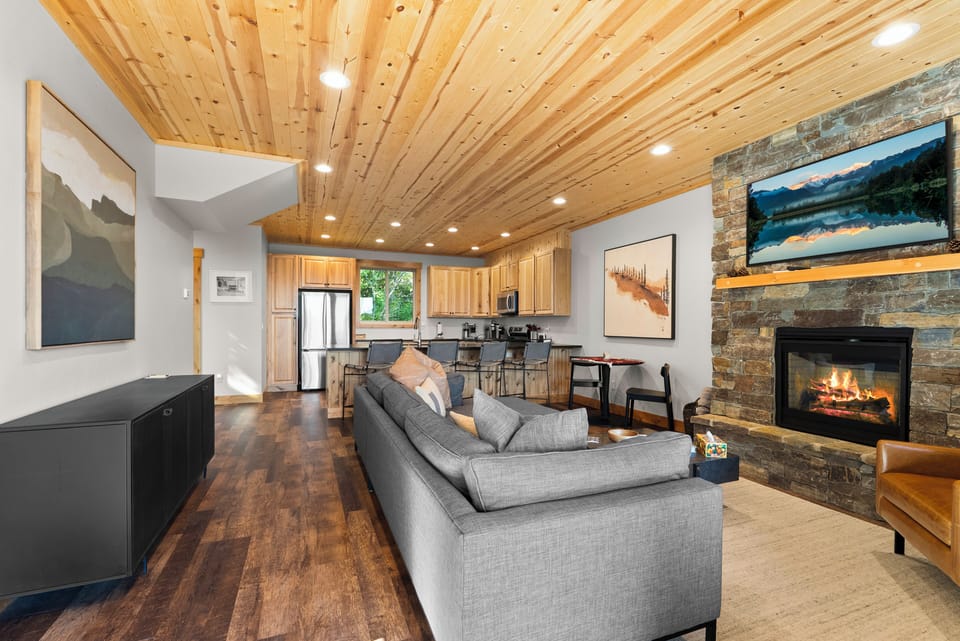 Warm gas fireplace, plenty of seating, board games, smart TV