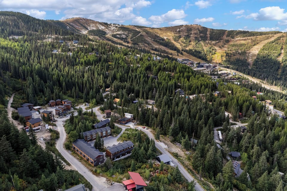 Free weekend shuttle is avail or a short drive delivers you to the slopes