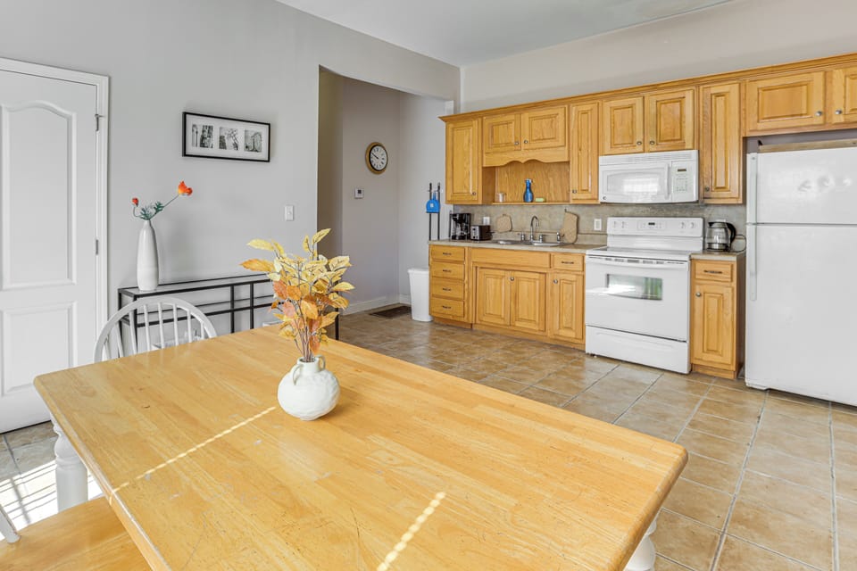 Dining Area & Kitchen | Keurig | Electric Kettle | Toaster