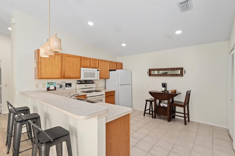 Kitchen with Breakfast Bar and Seating for 3x