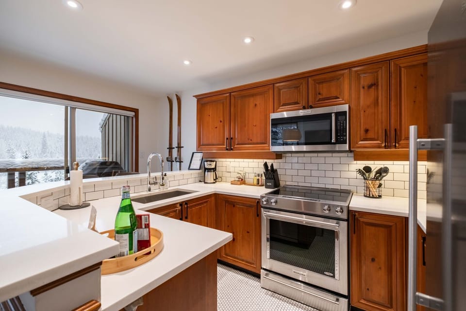 Full kitchen: Stainless-steel appliances