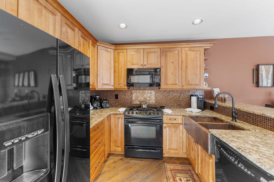 The full kitchen features granite countertops.