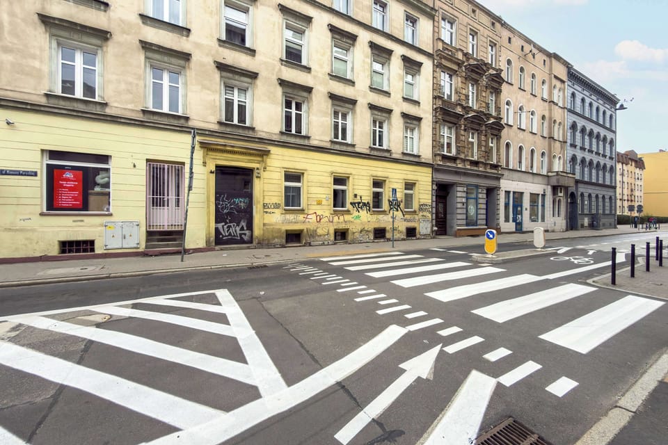 Enjoy easy access to the city's attractions from this well-located building.