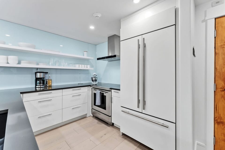 Modern, fully equipped kitchen