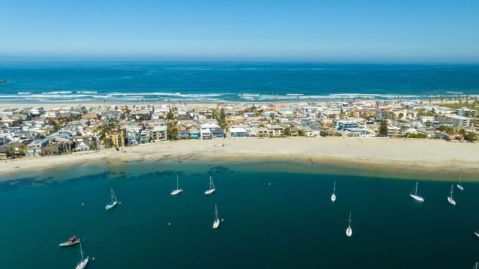 Great location! Between the bay and ocean. Bay views from the window
